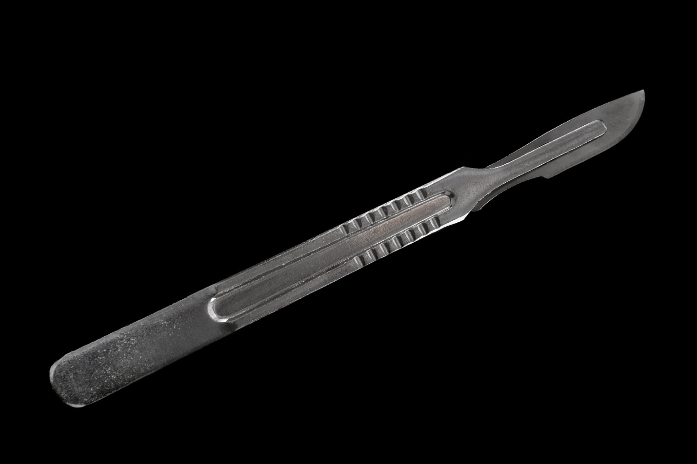 A knife with a black background

Description automatically generated with medium confidence