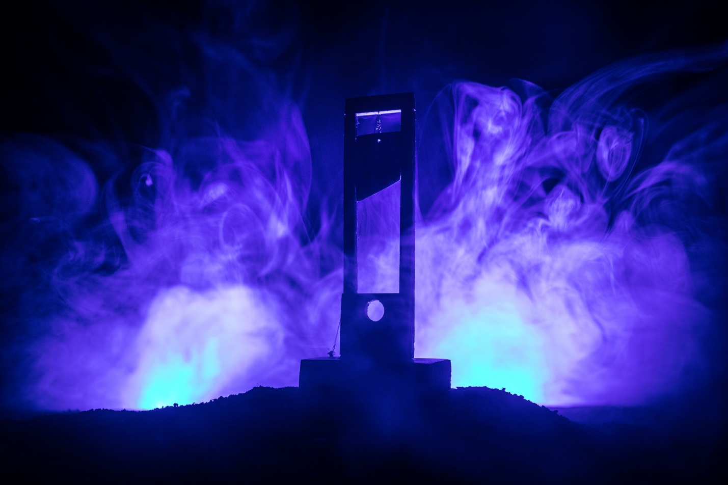 A machine with smoke and blue light

Description automatically generated with medium confidence