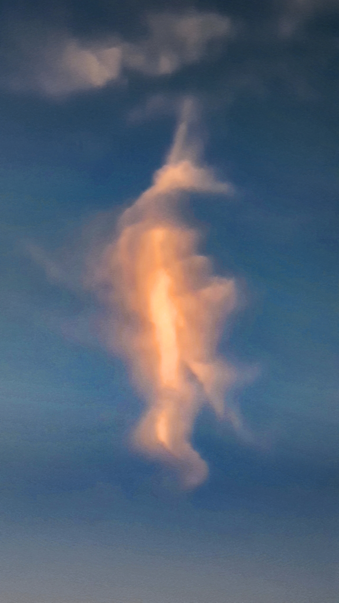 A cloud formation in the sky

Description automatically generated