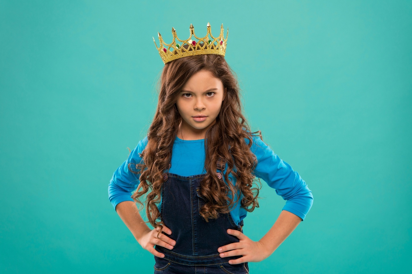 A child with a crown on her head

AI-generated content may be incorrect.