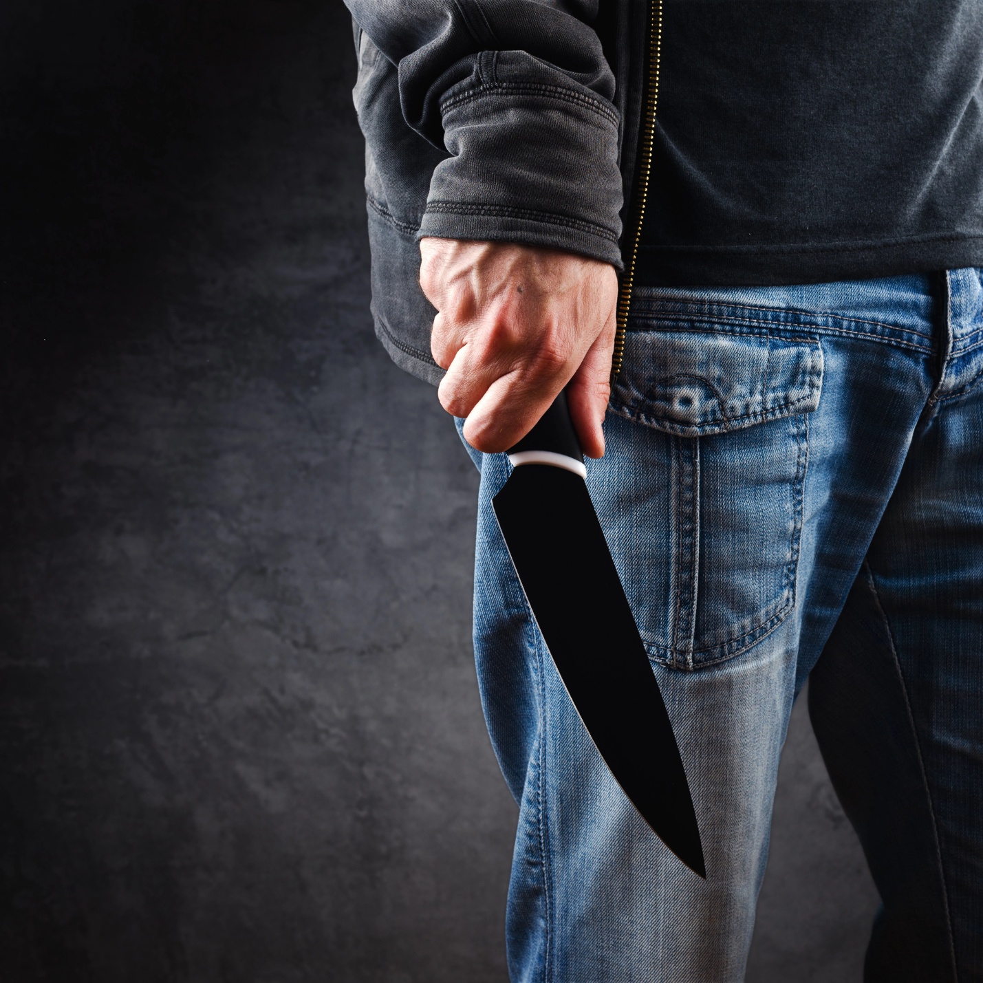 A person holding a knife

AI-generated content may be incorrect.
